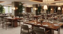 Restoran Indoor Hotel Mewah Dengan Kursi Dan Meja Politur Natural