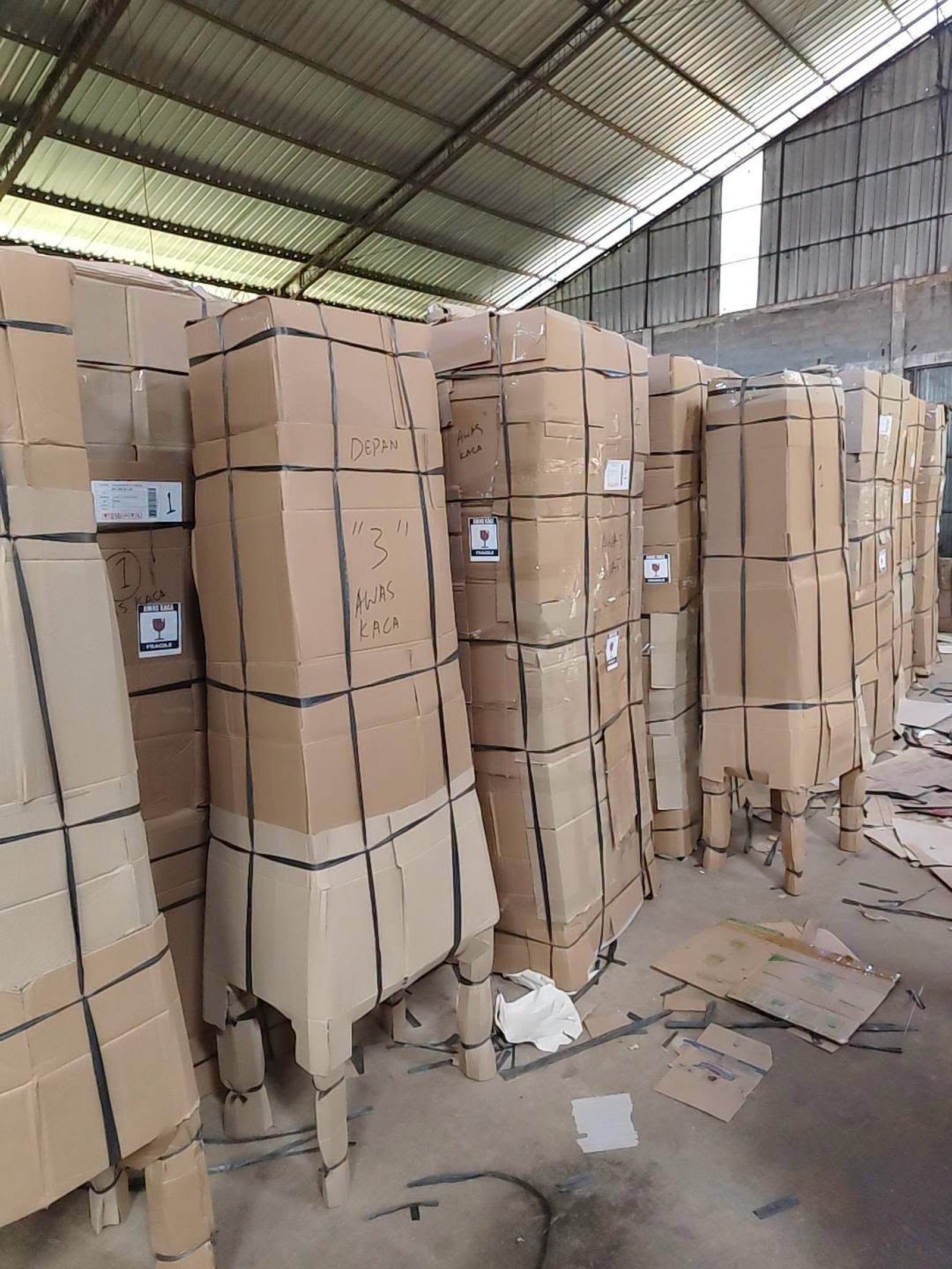Packing Furniture Dalam Pabrik Perusahaan Mebel JEA
