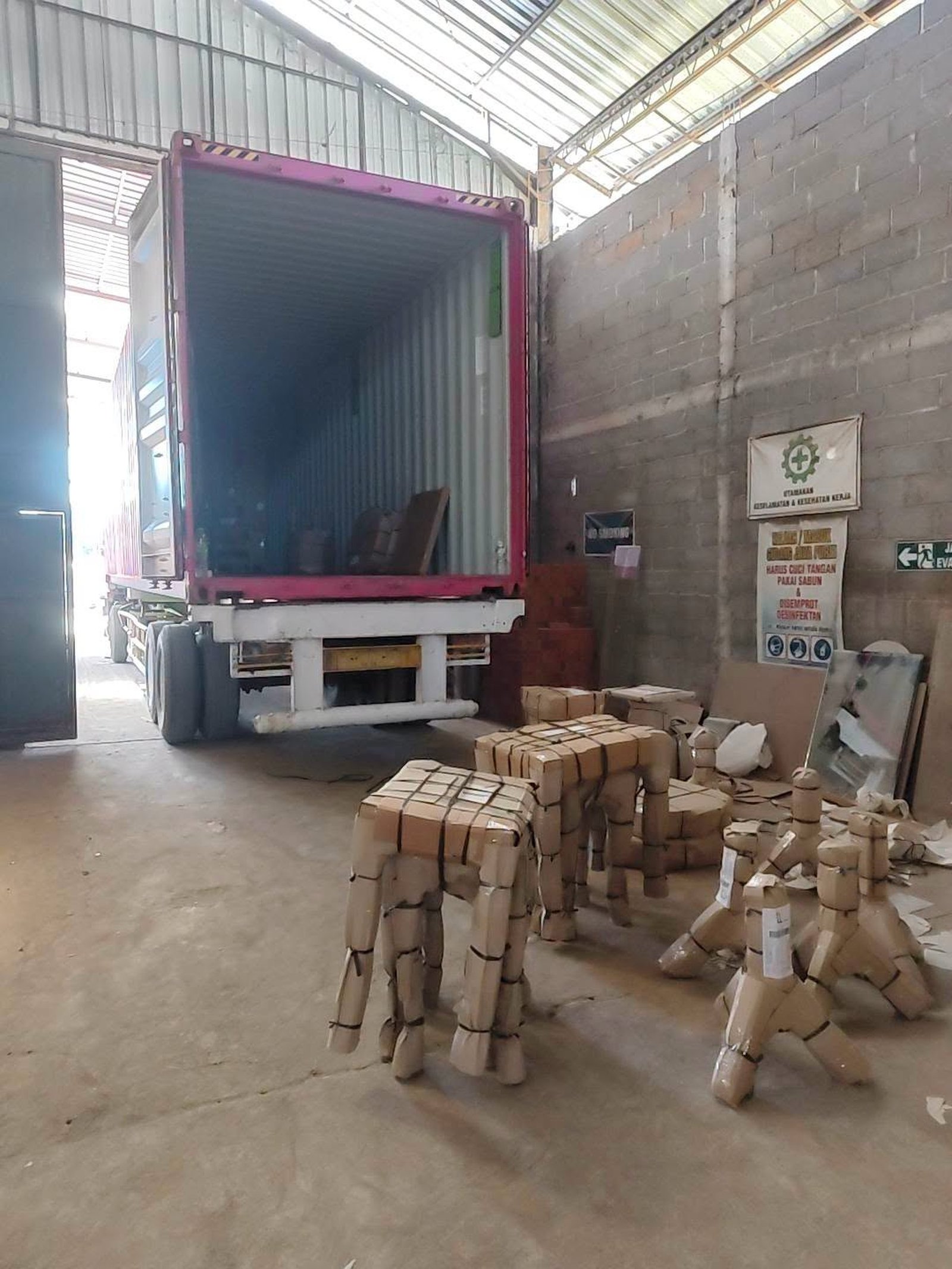 Proses Stufing Produk Furniture Jepara Ke Dalam Kontainer